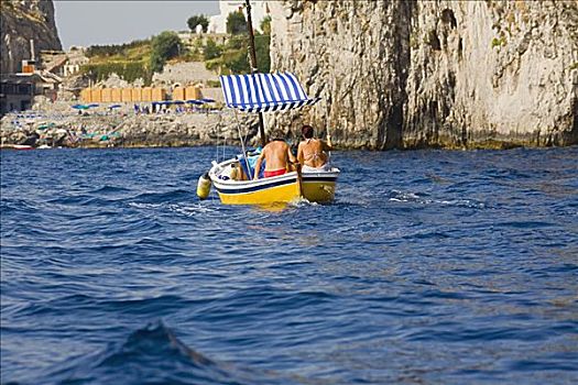 后视图,两个人,船,卡普里岛,坎帕尼亚区,意大利