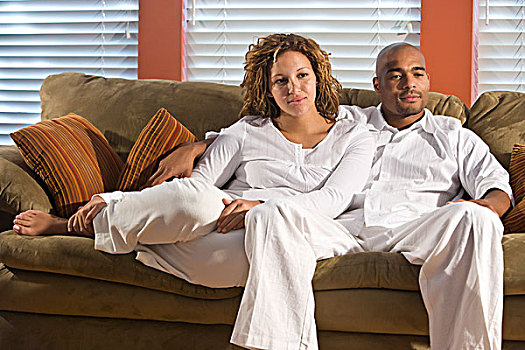 肖像,美国黑人,坐,夫妇,沙发,客厅