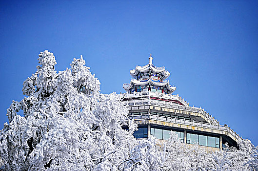 天门山雪景中的阁楼
