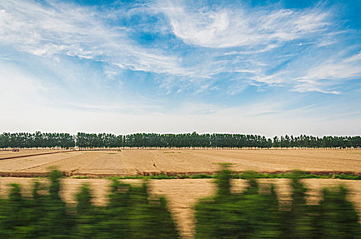 火车窗外的田野和风景