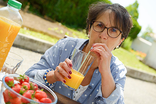 老年,女人,喝,橙汁,花园
