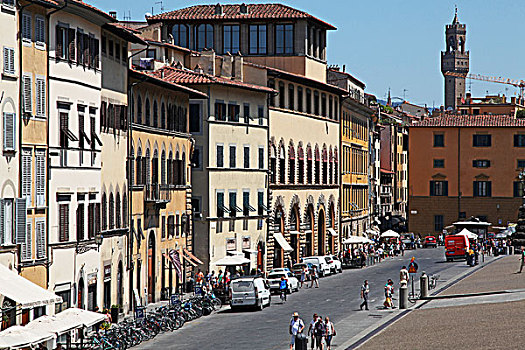 意大利佛罗伦萨皮蒂宫前的皮蒂广场和奎恰蒂尼大道