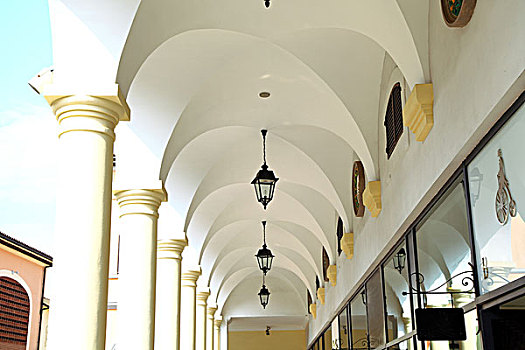 拱形建筑长廊