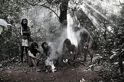 一群人,种族,制作,火,传统,道路,斯里兰卡,八月,2008年,树林,居民,保存,线条,下降