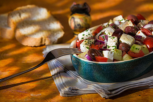 希腊沙拉,羊乳酪,西红柿,黄瓜,橄榄,洋葱,希腊,双耳器皿,面包,背景