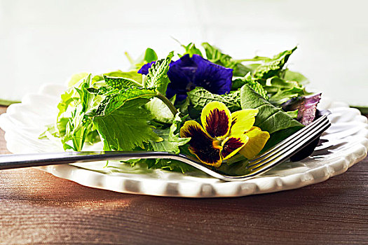 混合,蔬菜沙拉,食用花卉,白色,盘子
