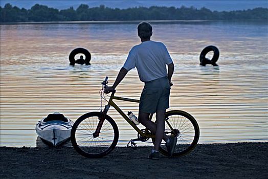 后视图,一个,男人,站立,自行车,湖岸,两个人,游泳,湖