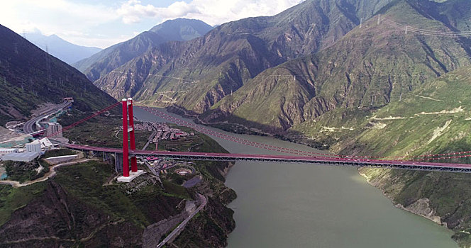 四川泸定,雅康高速泸定大渡河大桥,鲜艳一抹红的,川藏第一桥