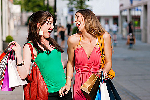 两个女人,朋友,购物,市区,彩色,购物袋,走,街道,乐趣