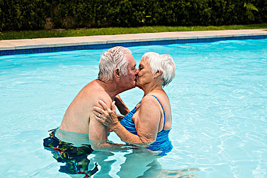 老年,夫妻,吻,相互,游泳池,晴天