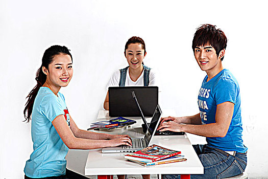 东方大学生在教室使用电脑