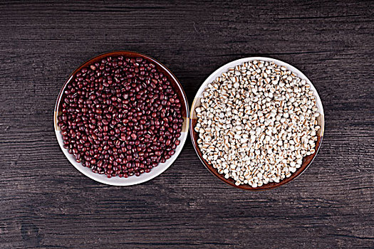 红豆薏米杂粮土特产黑背景