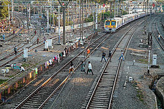 人,轨道,正面,接近,列车,孟买,马哈拉施特拉邦,印度,亚洲