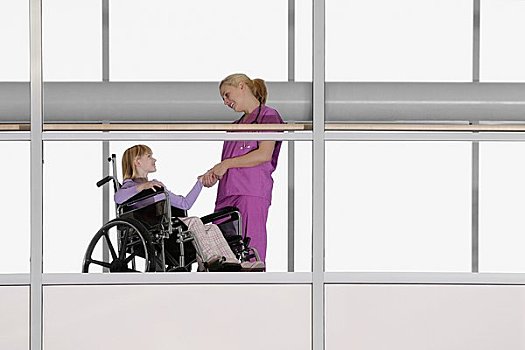 女医生,握手,病人,轮椅