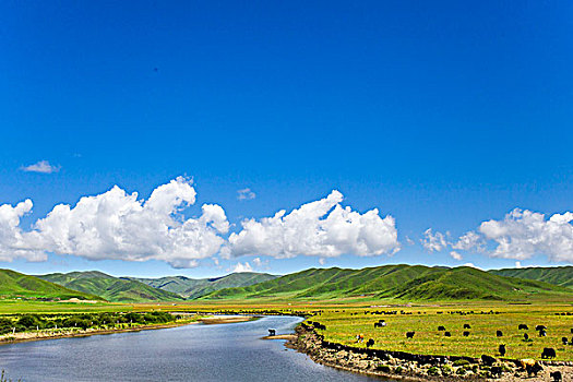 蓝天白云青山碧水倒影