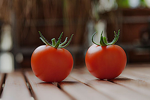 两个,西红柿