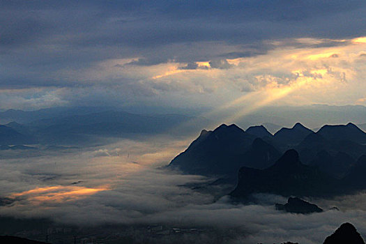 光射群山