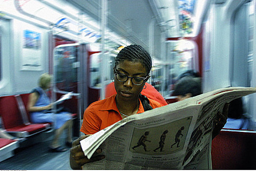 女人,读报,地铁