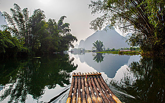 广西桂林阳朔遇龙河漂流美景