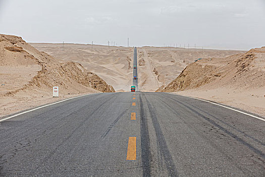 中国西部荒野道路