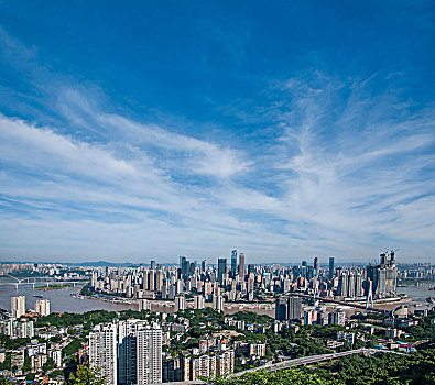 2018年重庆市南岸区南山一棵观景平台上俯瞰重庆渝中区