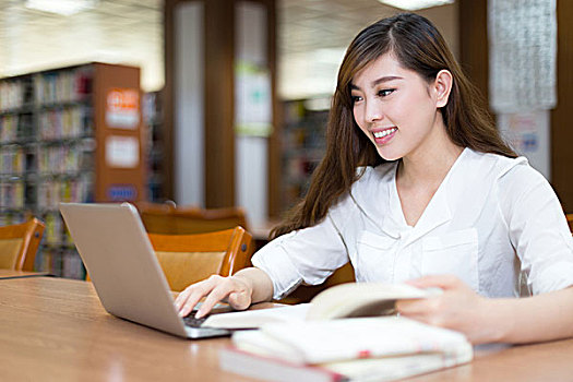 亚洲人,美女,女学生,学习,图书馆,笔记本电脑