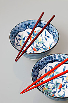 两个,瓷碗,筷子,上面