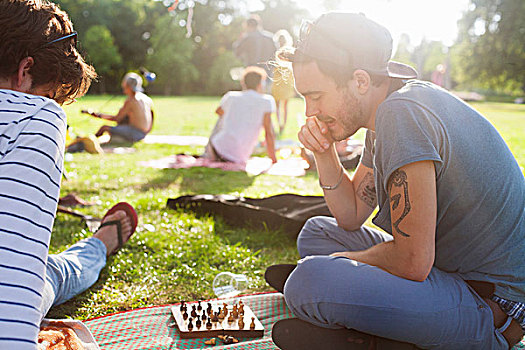 年轻人,玩,棋类游戏,日落,聚会,公园