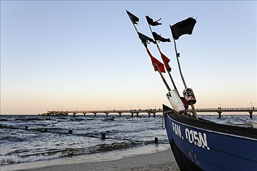 渔船,旗帜,海滩,胜地,晚间,气氛,波罗的海,梅克伦堡前波莫瑞州,德国,欧洲