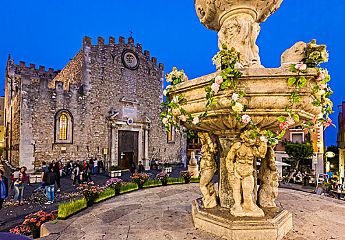 喷泉,正面,中央教堂,陶尔米纳,广场,西西里,意大利