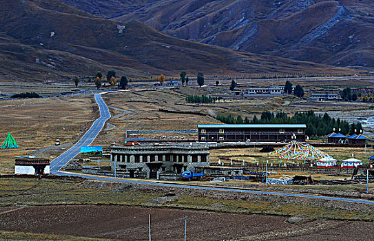 四川省稻城县公路和藏寨