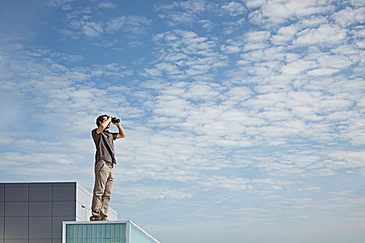 巨大,站立,男人,屋顶,看穿,双筒望远镜