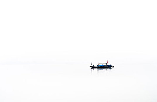 富春江上的小渔船写意
