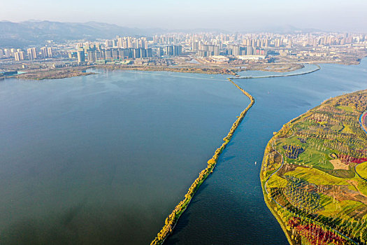 航拍云南昆明滇池草海,昆明南绕城高速草海隧道附近