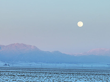 新疆哈密,明月出天山