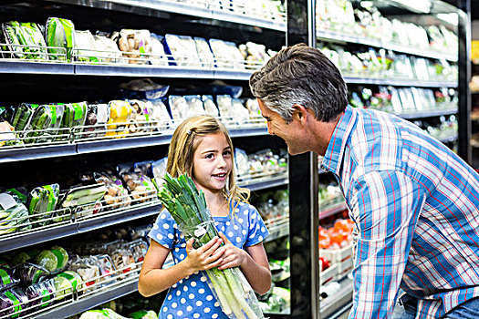 父亲,女儿,买,芹菜,超市