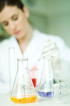 女性,科学家,工作,实验室,聚焦,玻璃器皿,前景