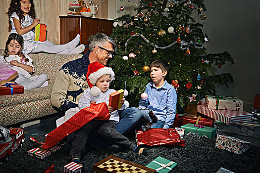 父亲,起居室,地面,打开,圣诞礼物,孩子