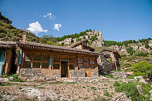 山西宁武县涔山乡悬空村,悬崖上的村庄,圆木铺架,栈道,上的农家