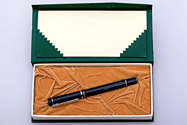 一支盒装的新钢笔