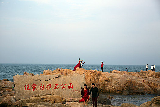 海边旅游升温,赶海拾贝婚纱摄影成美丽风景线