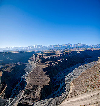 新疆安集海大峡谷谷底冲击的扇形丘陵