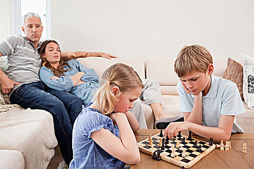 兄弟姐妹,玩,下棋,正面,父母