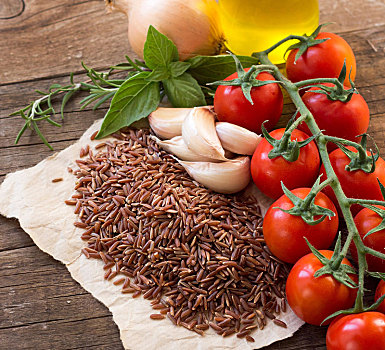 红色,有机,米饭,西红柿,橄榄油,蒜,药草,木质背景