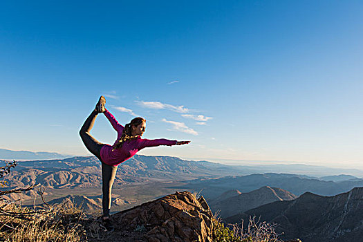 美女,小路,跑步,瑜伽姿势,岩石上,太平洋,山峰,松树,山谷,加利福尼亚,美国
