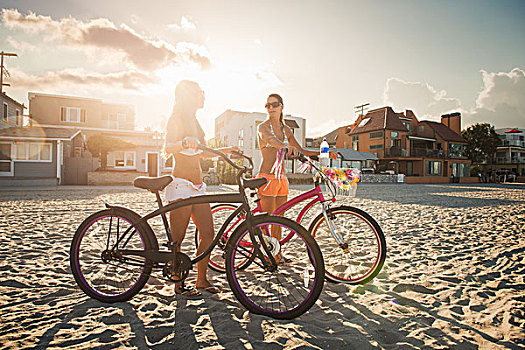 两个女人,骑车,交谈,海滩,湾,圣地亚哥,加利福尼亚,美国
