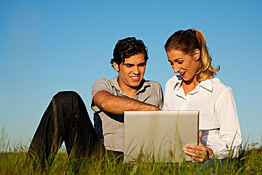 年轻,情侣,笔记本电脑,上网,户外,草地,美女,黄色,夜光