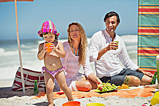女孩,喝,果汁,海滩