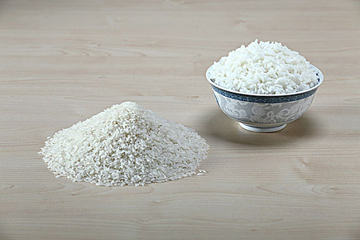 一堆大米一碗米饭