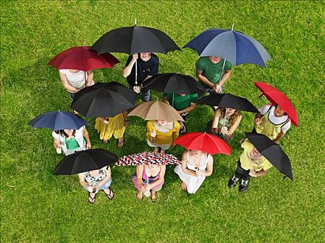 人群,草地,拿着,伞